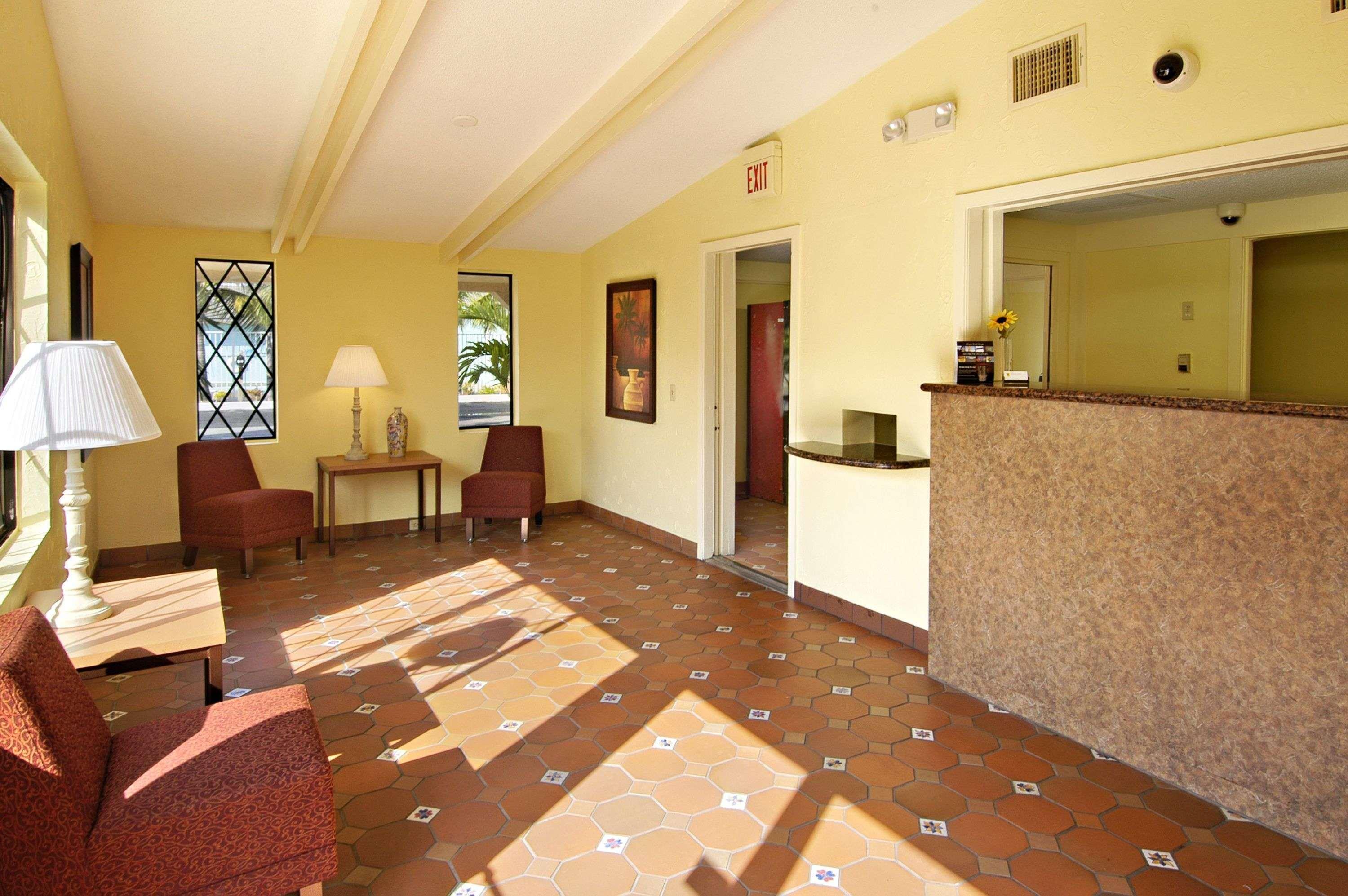 Super 8 By Wyndham Lantana West Palm Beach Exterior photo