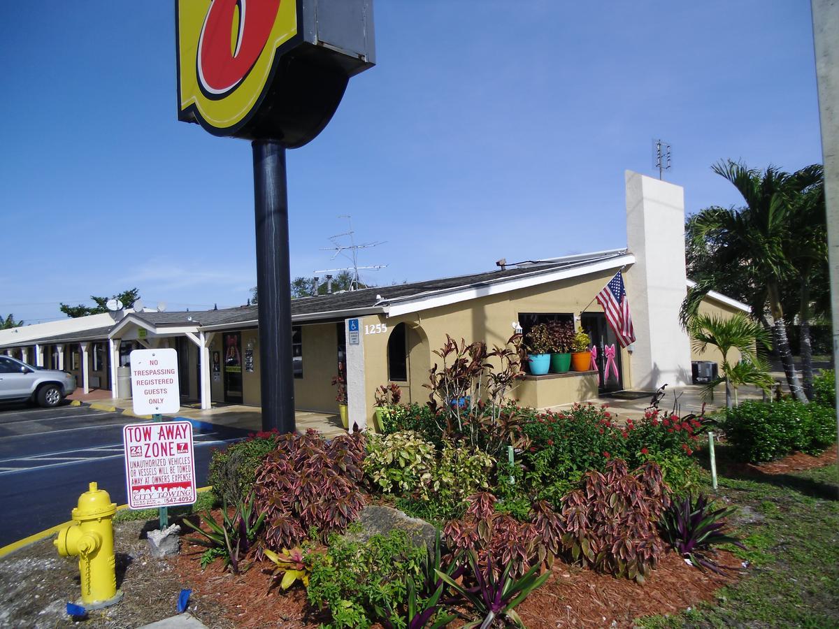 Super 8 By Wyndham Lantana West Palm Beach Exterior photo