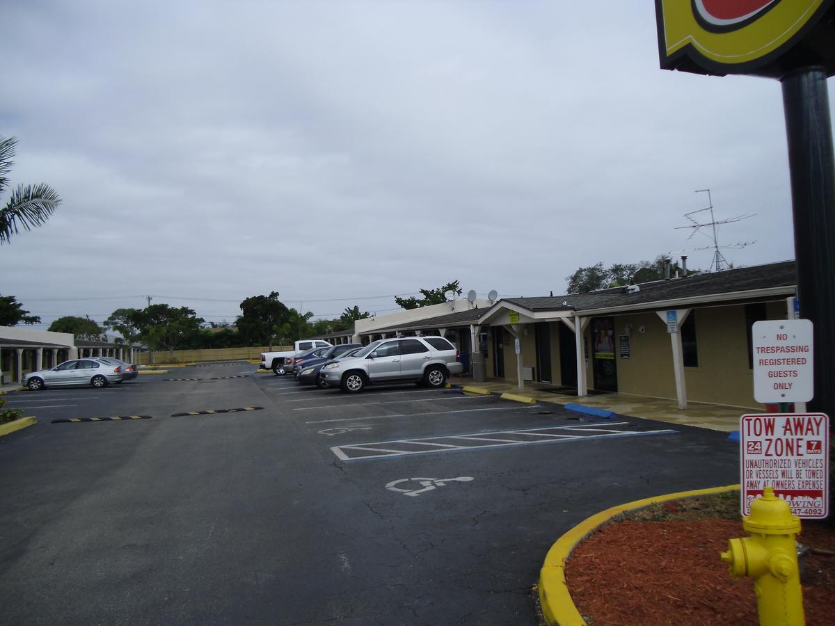 Super 8 By Wyndham Lantana West Palm Beach Exterior photo