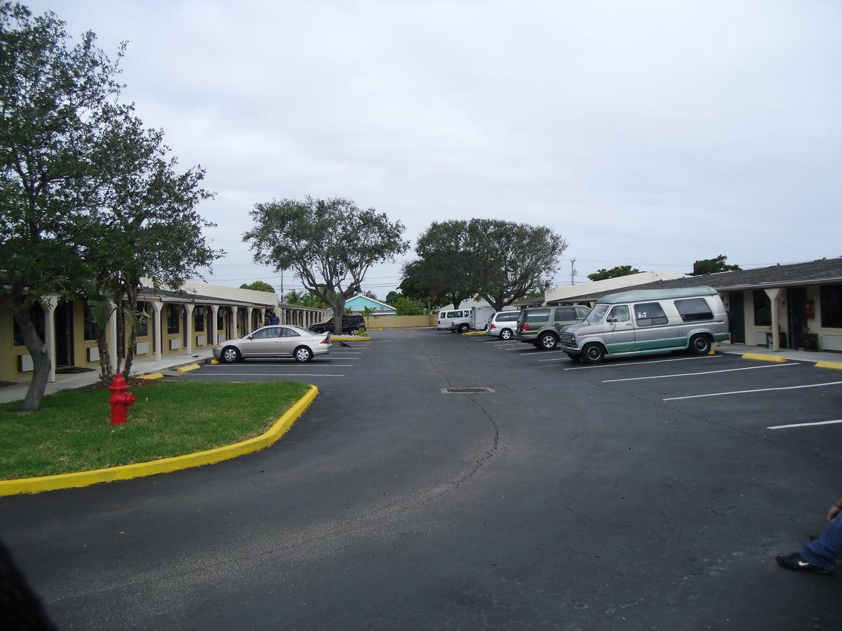Super 8 By Wyndham Lantana West Palm Beach Exterior photo