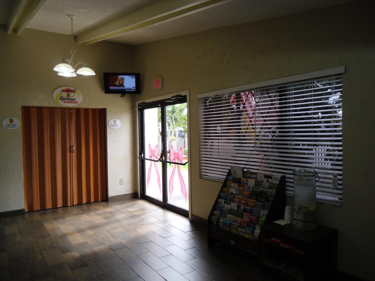 Super 8 By Wyndham Lantana West Palm Beach Exterior photo